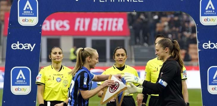 Storico derby Milan Inter femminile a San Siro, diretto dalla campana Maria Marotta